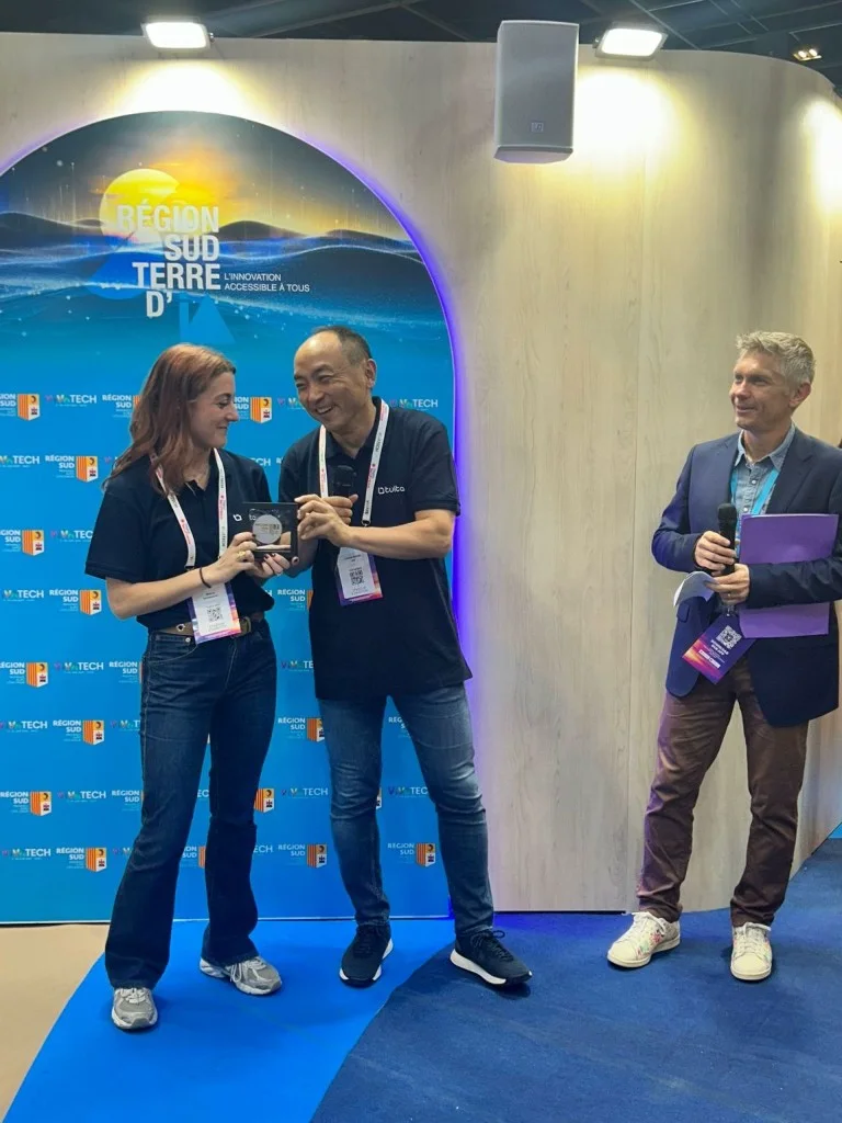 Remise de la distinction Région Sud à Tuita pendant VivaTech